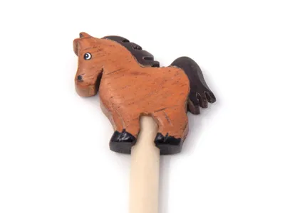 Produktbild von Handgefertigter Holzbleistift Braun mit Pferd-Motiv und abnehmbarem Tieranhänger