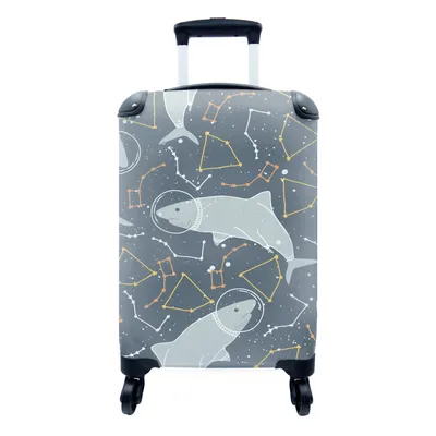 Produktbild von MuchoWow® Koffer Handgepäck Trolley Rollkoffer Kleine Reisekoffer mit 4 Rollen - Hai - Sternbild - Muster - Cabin Size < 55x40x23 cm & 55x40x20 cm - Fotokoffer - Kabinenkoffer - Boardgepäck - Reise-Box - Reisekoffer - Reisegepäck - Koffer mit Bild - Trolley für Kinder
