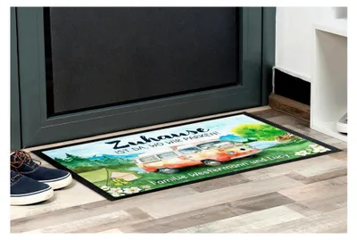 Produktbild von Camping Fußmatte 50x35 cm „Zuhause ist dort, wo wir parken!“ personalisiert mit Wunschtext und 14 Wohnwagen - für Innen- und Außenbereich - Camping Wohnmobil oder Wohnwagen