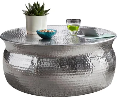 Couchtisch 75x31x75cm Aluminium Silber orientalisch rund Hammerschlag von oben mit Dekoration.