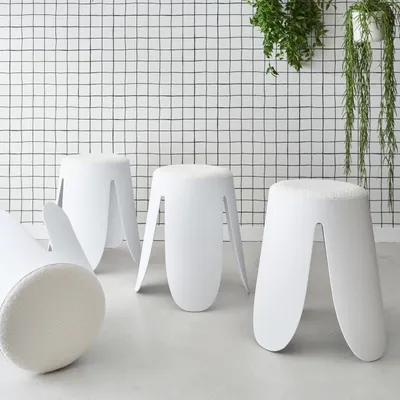 Produktbild von sweeek - 4er Set stapelbare Hocker, strukturierter Bouclébezug - Weiß