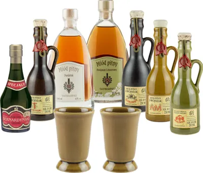 Produktbild von Setz von 7 Mets mit Keramikbechern (Honigwein 5x Dwójniak-Halber / 2x Trójniak-Drittel) | 1650ml | 13-16% Alkohol Metwein | Polnische Produktion