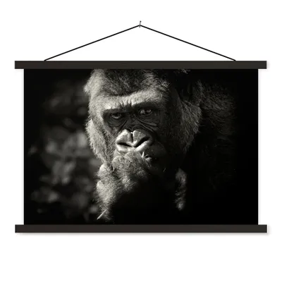 Produktbild von MuchoWow® Textilposter Gorilla auf schwarzem Hintergrund in Schwarz und Weiß 120x80 cm mit schwarzem Rahmen - Wanddeko
