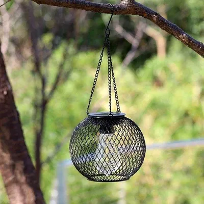 Image de Lampe solaire suspendue en métal noir étanche pour l'extérieur, idéale pour le jardin, la terrasse, les allées et la véranda.