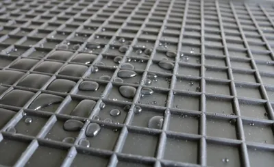 Wassertropfen auf der wasserdichten Gummimatte