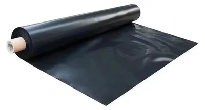 Zdjęcie produktu dla Czarna folia polietylenowa o wymiarach 3 m x 7 m, przeznaczona do zastosowań w ogrodnictwie