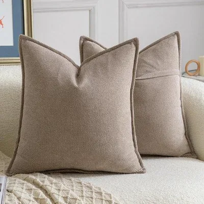 Produktbild von Unyqoos Set mit 2 weichen Chenille-Kissenhüllen in Lichttaupe für modernes Wohnen
