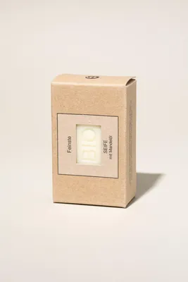 Image de Savon bio à l'huile d'amande nourrissante pour un nettoyage en douceur et des soins naturels de la peau, couleur naturelle