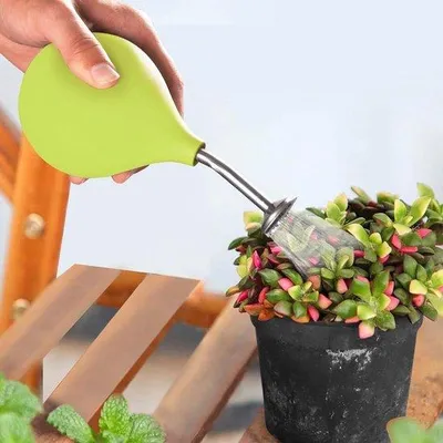 Immagine prodotto di Piccoli irrigatori a spruzzo di colore verde chiaro per piante di piccole dimensioni