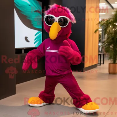 Produktbild von Maskottchen REDBROKOLY eines magentafarbenen Papageis mit Jogginghose und Sonnenbrille