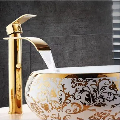 Immagine prodotto di Rubinetto moderno in ottone con doppio getto, ideale per il bagno e la cucina.
