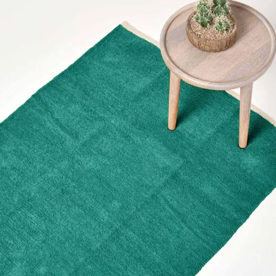 Produktbild von HOMESCAPES Blaugrüner Chenille-Teppich mit naturfarbenem Rand aus 100% Baumwolle, 45 x 70 cm