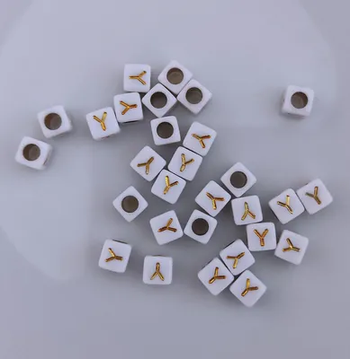 Produktbild von Buchstaben Perlen, 30 Stück, 6x6 mm, weiß mit gold, eckig, Buchstabe Y