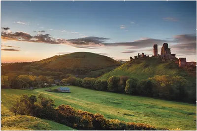 Produktbild von Wallario Wandbild Schlosspanorama in England bei Sonnenaufgang, Größe: 61 x 91,5 cm, Poster mit rahmenlosen Bildhalter