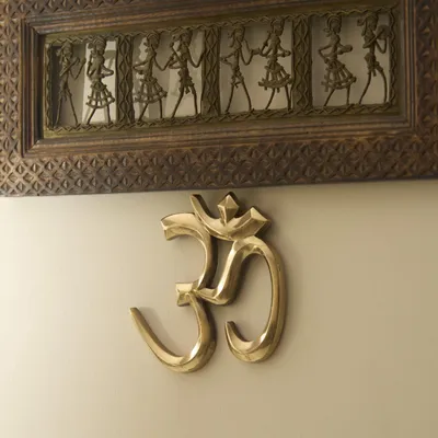 Messing OM Wandskulptur – Glücksbringer, 6 Zoll, Gold