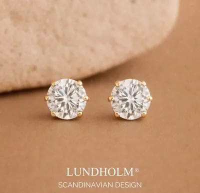 Produktbild von Lundholm Ohrstecker Damen Nikki – Edelstahl goldfarben PVD – 5 mm Zirkonia Stein – Hypoallergen Wasserfest – Klassische Stecker Ohrringe