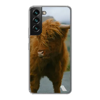 Produktbild von MuchoWow® Handyhülle Schutzhülle Hülle für Samsung Galaxy S22 Schottischer Highlander - Berg - Straße Silikon Softcase Handy Hülle - Mobiltelefonhülle