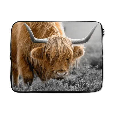 Produktbild von MuchoWow® Laptop Hülle 15 Zoll Schottischer Highlander - Blumen - Kuh Laptoptasche - Laptoptasche - Sleeve - Rundum-Schutz