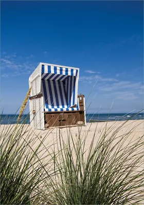 Produktbild von Wallario Poster - Strandkorb, Kunstdruck Größe: 70 x 100 cm