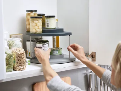 Produktbild von Joseph Joseph Küchenschrankorganisator mit 2 Ebenen - CupboardStore