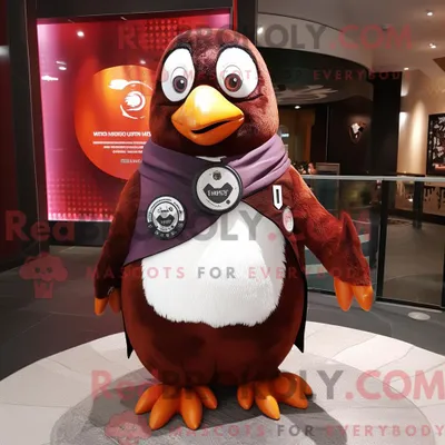 Produktbild von Maskottchen REDBROKOLY eines kastanienbraunen Pinguins mit Weste und Ringen