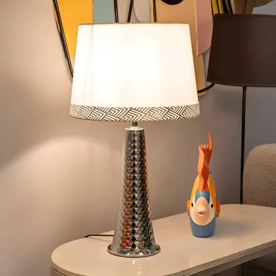 Obrázok produktu pre Stolová lampa z kovu a látky, strieborná a biela
