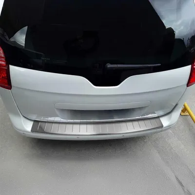 Obrázek produktu pro Ochrana prahu zavazadlového prostoru pro Peugeot 5008 (2017–2025) z nerezové oceli s povrchovou úpravou broušeného chromu