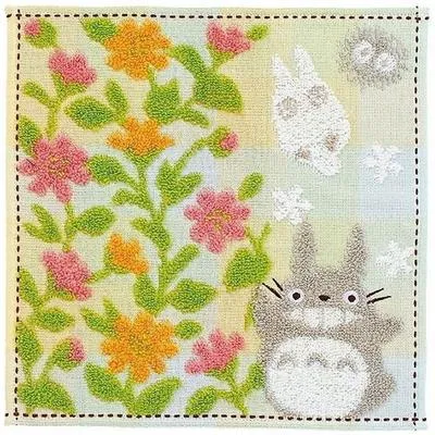 Productafbeelding van Kleine handdoek met Totoro en een bloementuin, 25x25 cm - Mijn buurman Totoro