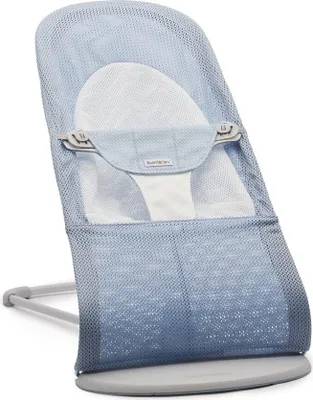 Produktbild von BABYBJÖRN Babywippe Balance Soft - Mesh Sky Blue White mit hellgrauem Rahmen