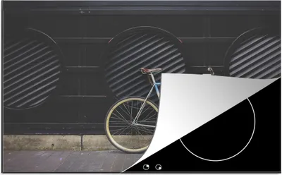 Produktbild von KitchenYeah© Herdabdeckplatte Ein auf dem Bürgersteig abgestelltes Fahrrad , 81x52cm, Küche Deko, Glaskeramikkochfeld Herdabdeckung, Abdeckplatte fùr Kochfeld