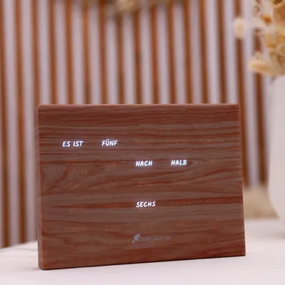 Produktbild von BoxClock Phantom Wood Edition – LED Wortuhr für Tisch & Wand – Holzoptik-PLA Front mit Phantom Effekt – WLAN & App Steuerung – Premium Design Stuttgar