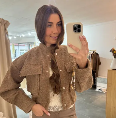 Produktbild von Damen Boucle Jacke "Isa" Braun Onesize (XS-XL) - für Frauen Bouclejacke,  oversize kurz Jacke mit Druckknöpfe vorne, 2 Brusttaschen, Übergangsjacke