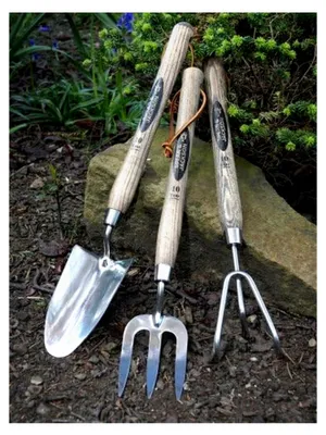 Produktbild von Traditionelle Edelstahl-Gartenkralle, 3 Zinken, 30 cm Griff