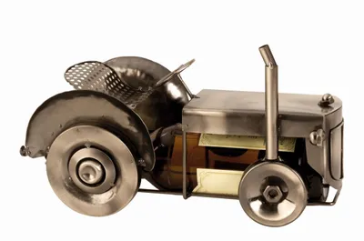 Produktbild von Moderner Bier Flaschenhalter Flaschenständer Traktor aus Metall in silber Höhe 15 cm Länge 26 cm