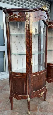 Produktbild von Casa Padrino Barock Vitrine Braun / Gold - Handgefertigter Massivholz Antik Stil Vitrinenschrank mit Glastür - Antik Stil Möbel - Barock Möbel - Wohnzimmer Möbel im Barockstil - Edel & Prunkvoll