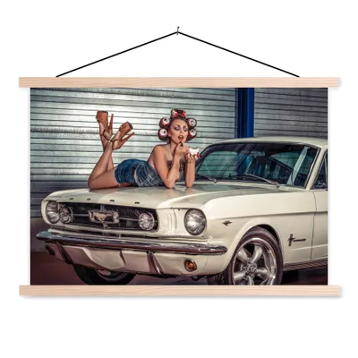 Produktbild von MuchoWow® Textilposter Auto - Oldtimer - Frau 150x100 cm mit holzfarbenen Rahmen - Posters