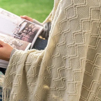 Obrázek produktu pro Unyqoos® Fleeceová deka – měkká a útulná deka do obývacího pokoje s diamantovým vzorem, rozměry 125 x 150 cm, 100%.Polyakryl, jemná a nadýchaná, jednobarevná, v odstínu šedohnědé, vhodná na pohovku i do postele