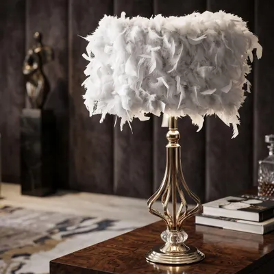 Immagine prodotto di Lampada da tavolo con paralume a forma di piuma, base in cristallo, dimensioni 25x54 cm, colore bianco e oro, modello Tarty di Mauro Ferretti