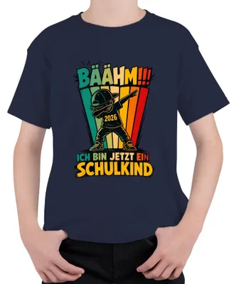 Productafbeelding van Bäähm, ik ben nu een schoolkind! T-shirt voor kinderen, met de tekst "2026", afbeelding van een jongen die "dabbing" doet, schoolbegin, marineblauw, maat 104