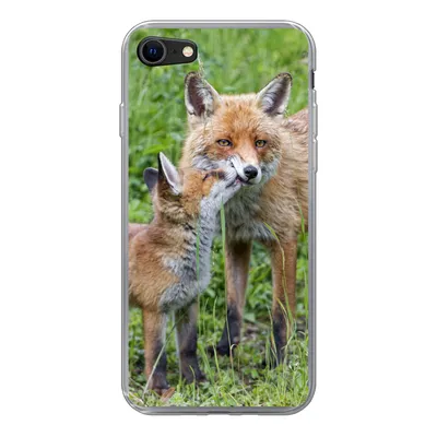 Produktbild von MuchoWow® Handyhülle Schutzhülle Hülle für iPhone 8 Füchse - Kind - Gras Silikon Softcase Handy Hülle - Schutzhaube