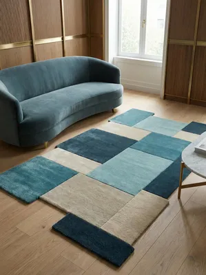 Draufsicht eines geometrischen Wollteppichs in Blau- und Beigetönen mit gestaffelten Kanten_#sku_BARK503119373180-BARK503119373181-BARK503119373182#