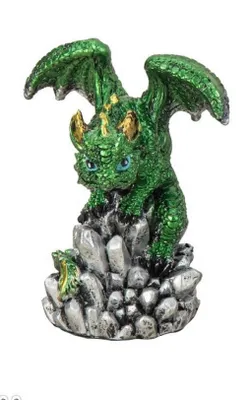 Das Bild zeigt eine detailliert, gestaltete, grüne Drachenfigur, die auf Kristallen sitzt.