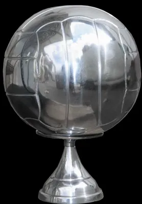 Obrázek produktu pro Socha fotbalového míče "Casa Padrino" na podstavci z leštěného hliníku, stříbrná barva, výška 20 cm. Dekorativní figurka, sportovní design