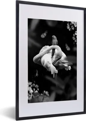 Produktbild von MuchoWow® Gerahmtes Poster Flamingo mit Schmetterlingen im Dschungel - schwarz und weiß 40x60 cm - Poster mit Schwarzem Bilderrahmen Wandposter Rahmen Foto Bilder - Poster in Rahmen