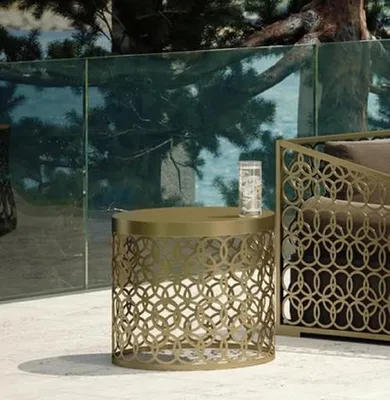 Produktbild von Casa Padrino Luxus Gartentisch Gold Ø 60 x H. 50 cm - Runder handgefertigter Aluminium Tisch - Garten Tisch - Terrassen Tisch - Hotel Möbel - Luxus Qualität