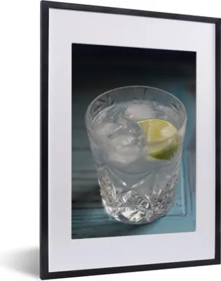 Produktbild von MuchoWow® MuchoWow® Gerahmtes Poster Ein Gin Tonic auf einem blauen Tisch 30x40 cm - Poster mit zchwarzem Bilderrahmen - Wandposter Schlafzimmer