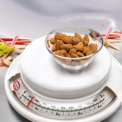 Produktbild von Dr. Oetker 01531 Mechanische KÃ1/4chenwaage, Messbereich bis 2 kg, Kunststoff-Wiegeschale, Zuwiegefunktion