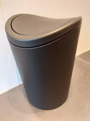 Productafbeelding van Afvalemmer van zwart kunststof met een scharnierend deksel, inhoud 5 liter