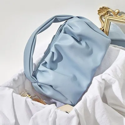 Immagine prodotto di Piccola borsa a tracolla blu inPoliuretano20x12x7 cm