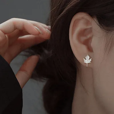 Produktbild von 1 Stück Ohrclip, schmerzlos, nicht durchdringend, geometrisch, heller Glanz, passend, dekoratives Geschenk für Damen und Mädchen, Ahornblatt-Ohrstulpe, Modeschmuck für Dating